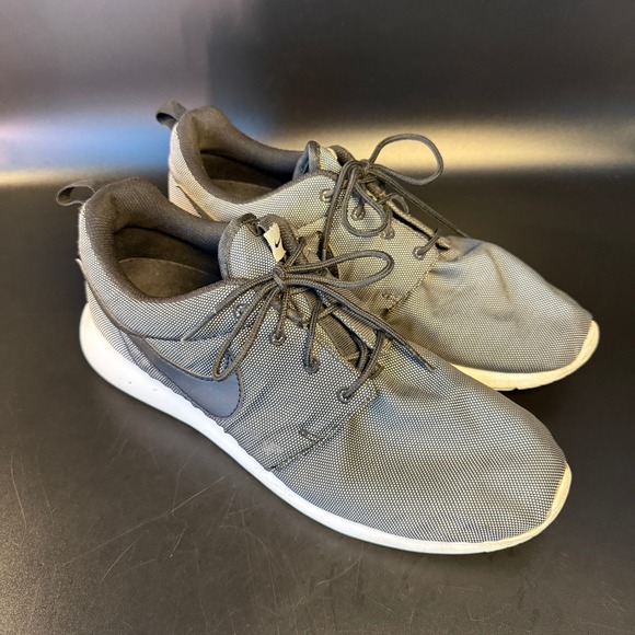 Nike Roshe One Running Shoes Sneakers Gray White Mens Size‎ 9 - Picture 1 of 7